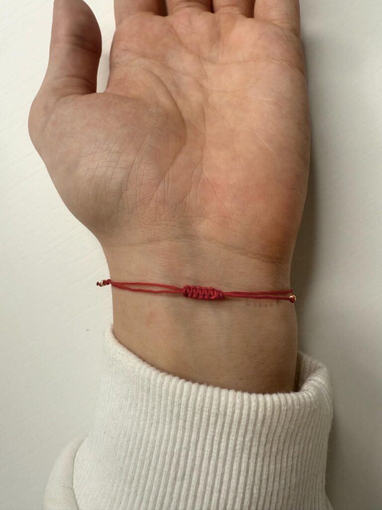 Bransoletka na czerwonym sznurku