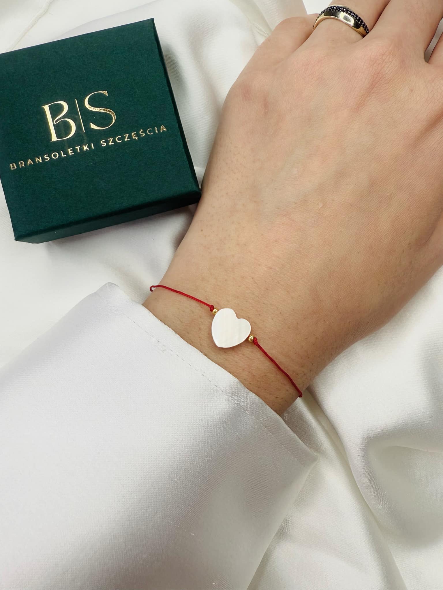 Bransoletka z serduszkiem na białym tle