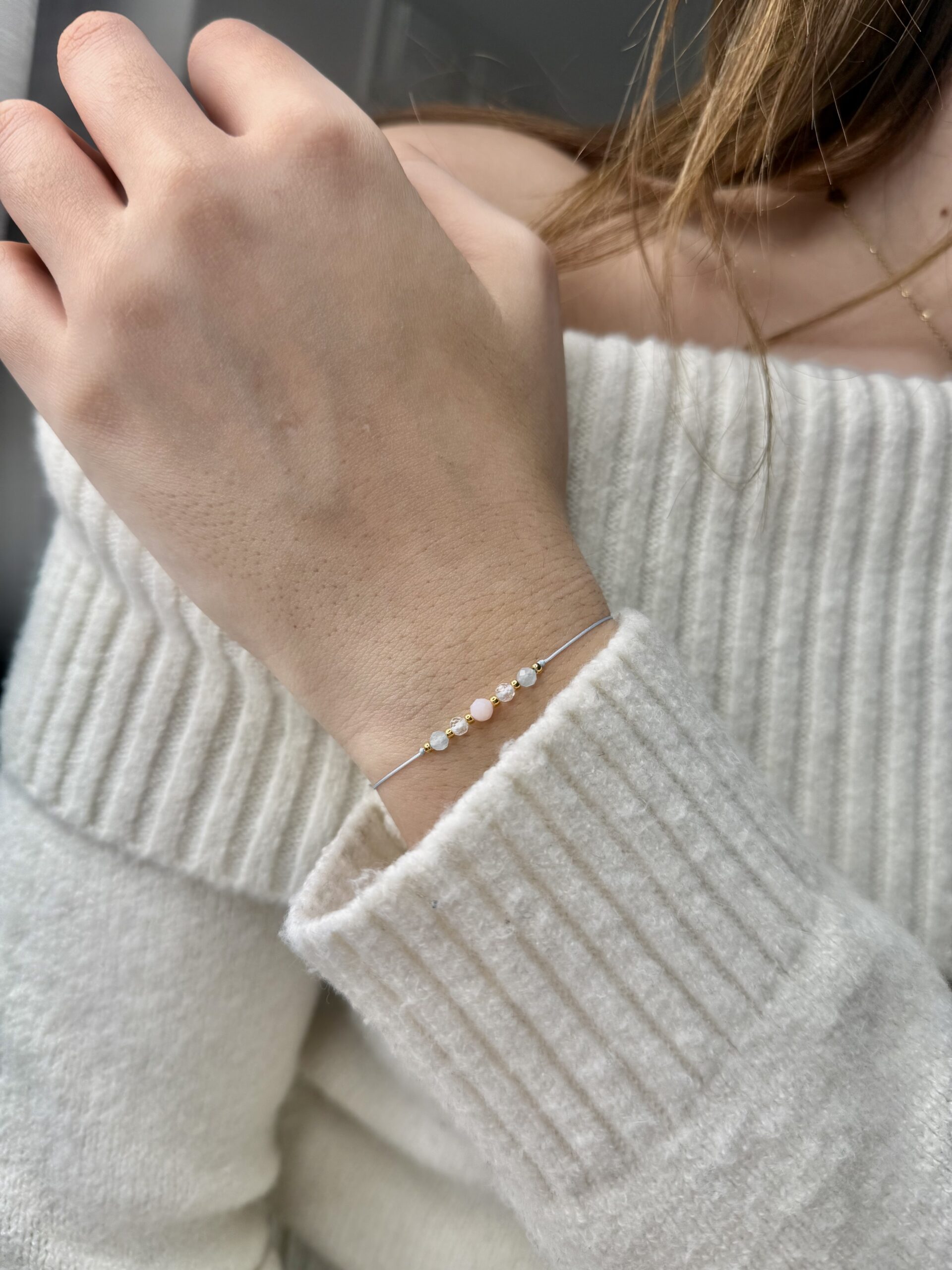 ręcznie robiona bransoletka zodiakalnego wodnik z naturalnymi kamieniami akwamaryn, kryształ górski i opal, na nadgarstku