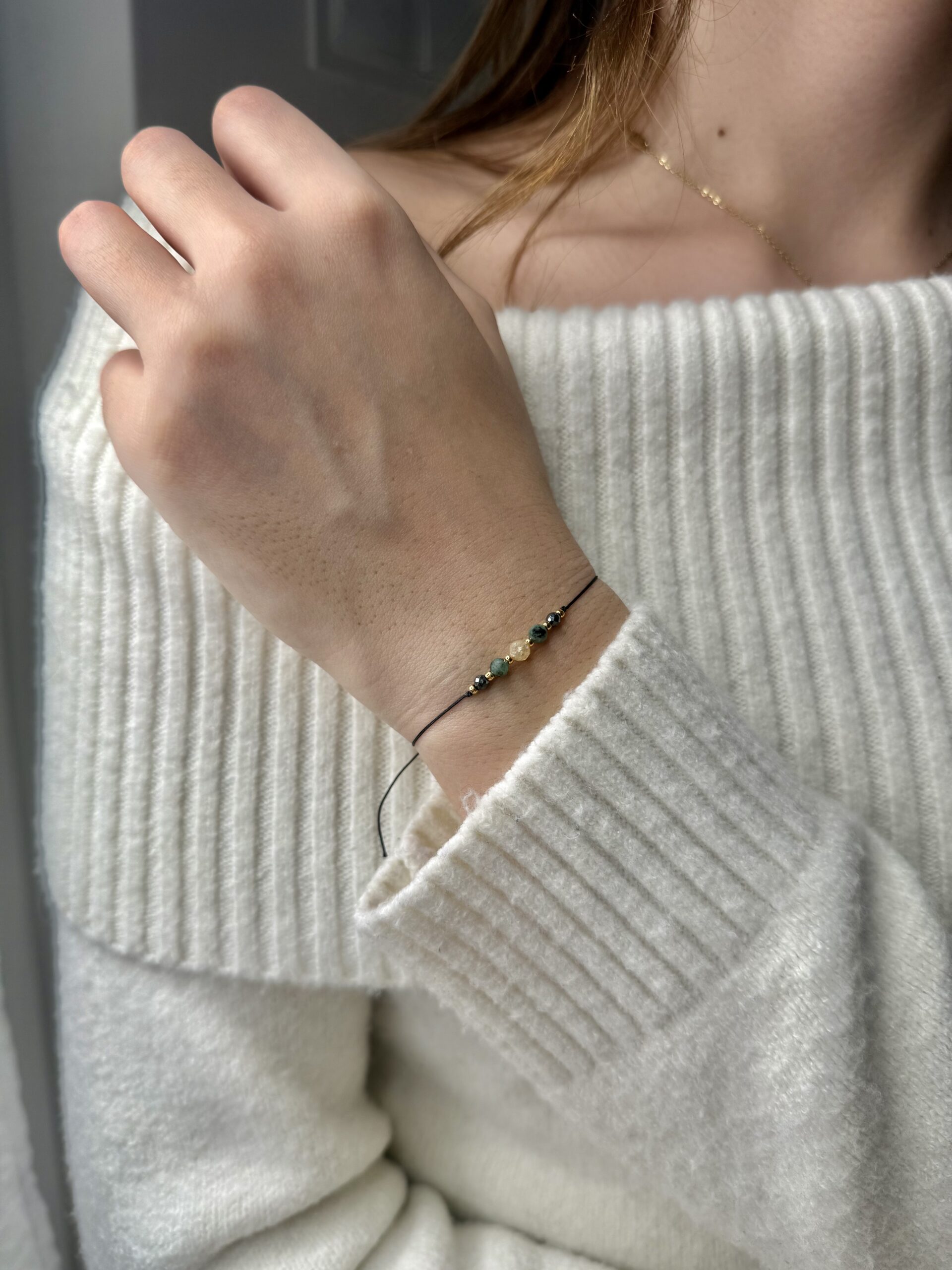 ręcznie robiona bransoletka byk z naturalnymi kamieniami cytryn, szmaragd i hematyt, na nadgarstku, na sznurku