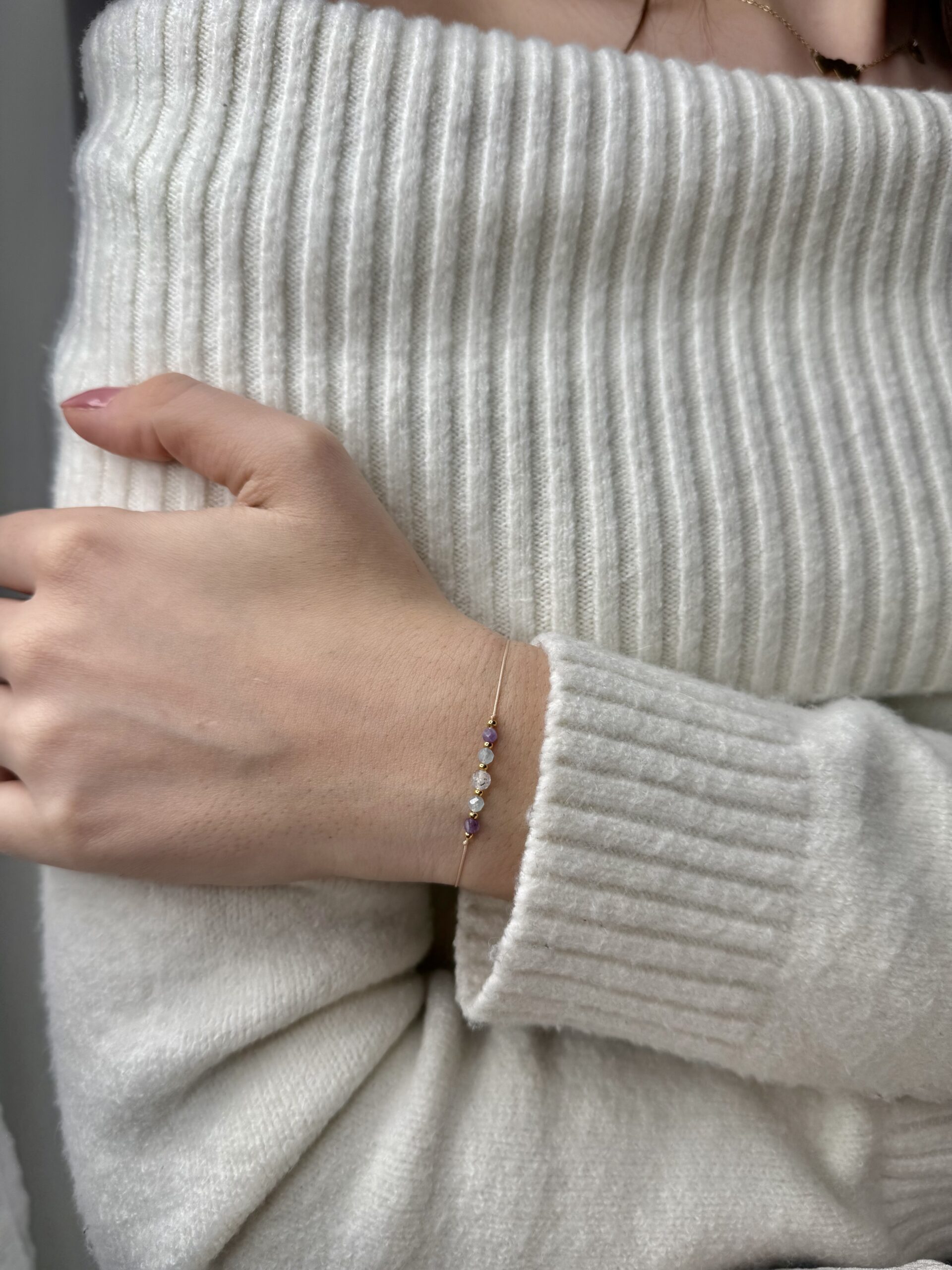 ręcznie robiona bransoletka zodiakalne ryby z naturalnymi kamieniami kamień księżycowy, ametyst i akwamaryn, na nadgarstku