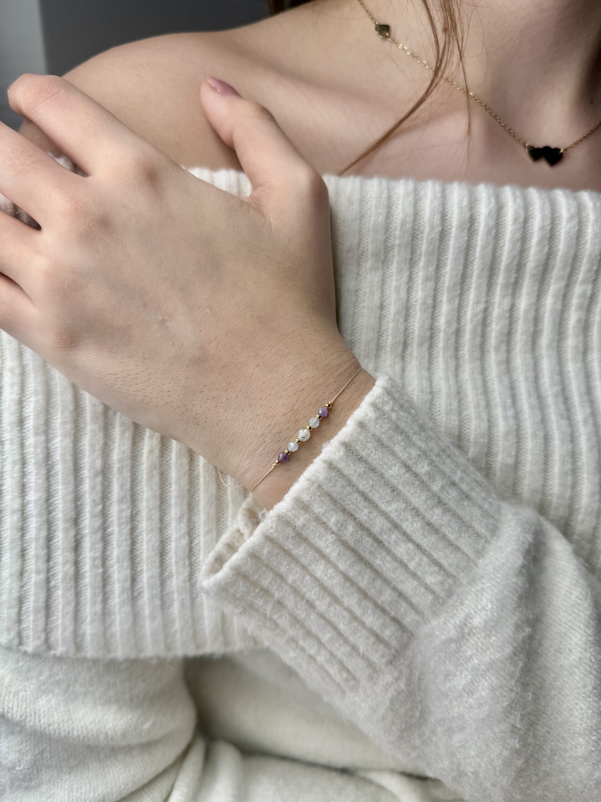 ręcznie robiona bransoletka ryby z naturalnymi kamieniami kamień księżycowy, ametyst i akwamaryn, na nadgarstku