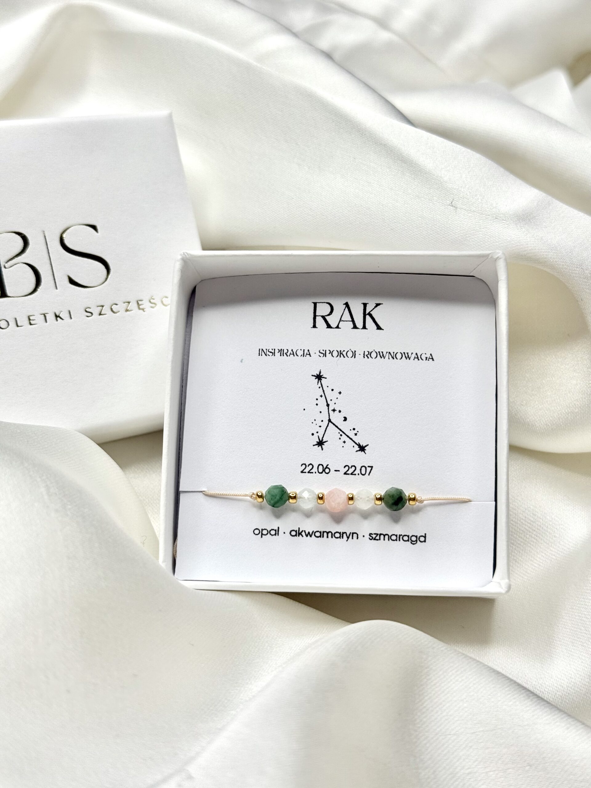 Bransoletka zodiakalna Rak w białym pudełku na białym tle