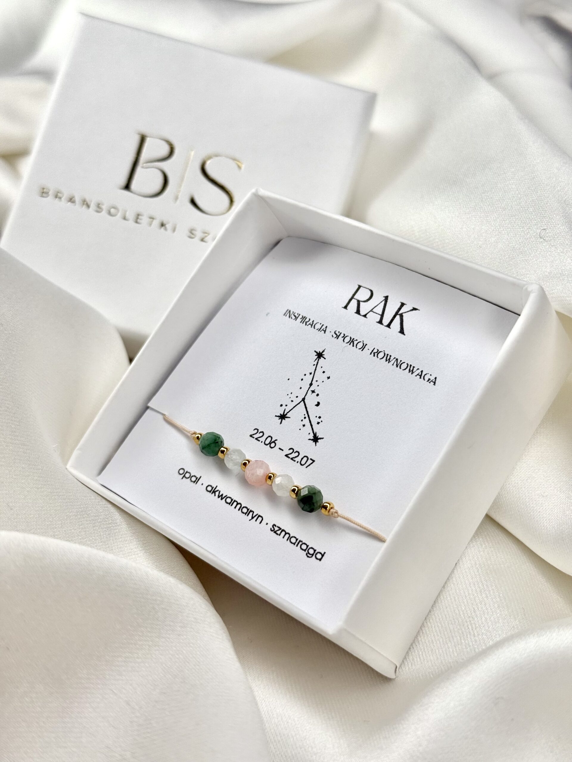 Bransoletka zodiakalna Rak w białym pudełku prezentowym na białym tle