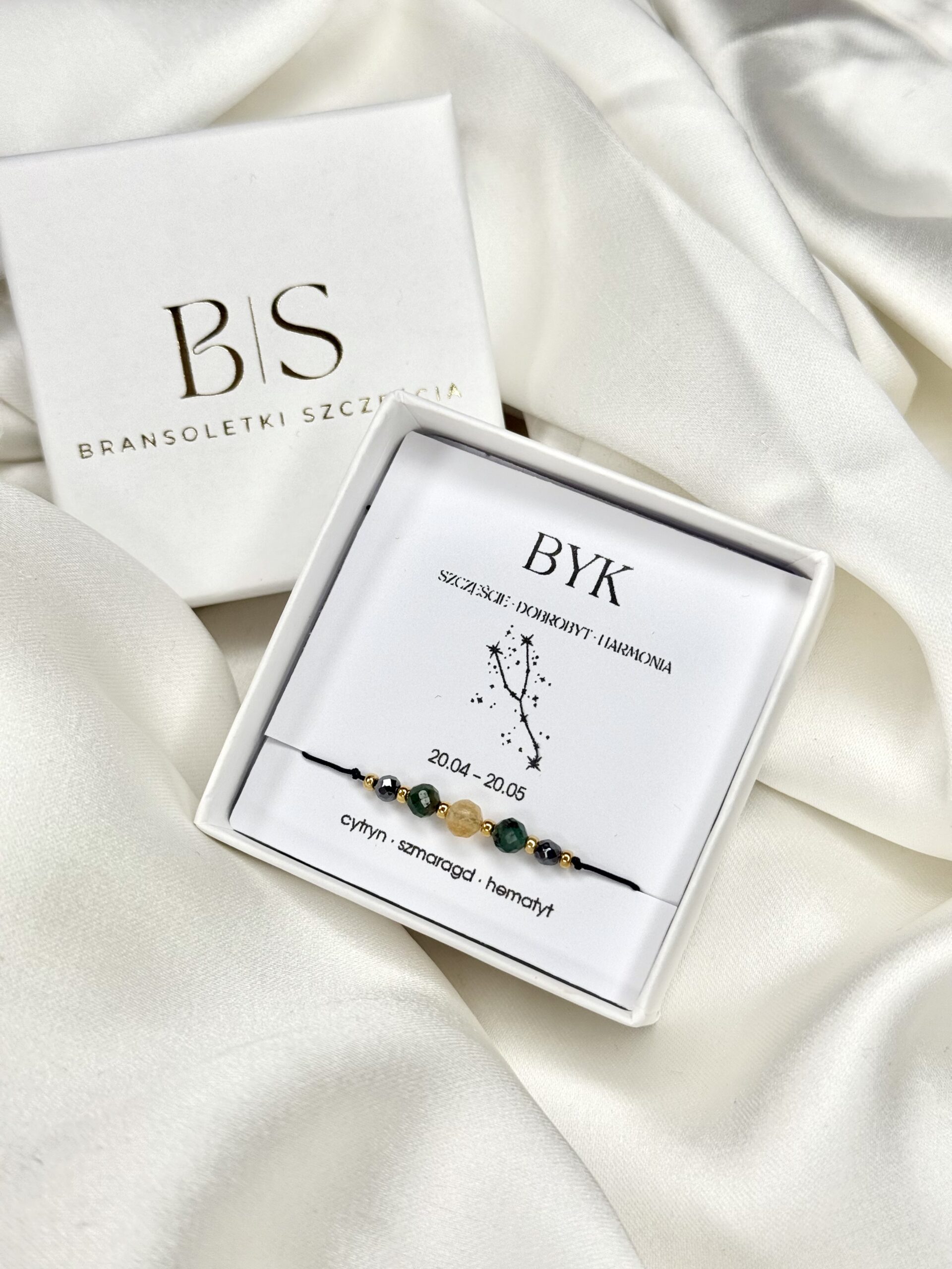 Bransoletka zodiakalna Byk w białym pudełku na białym tle.