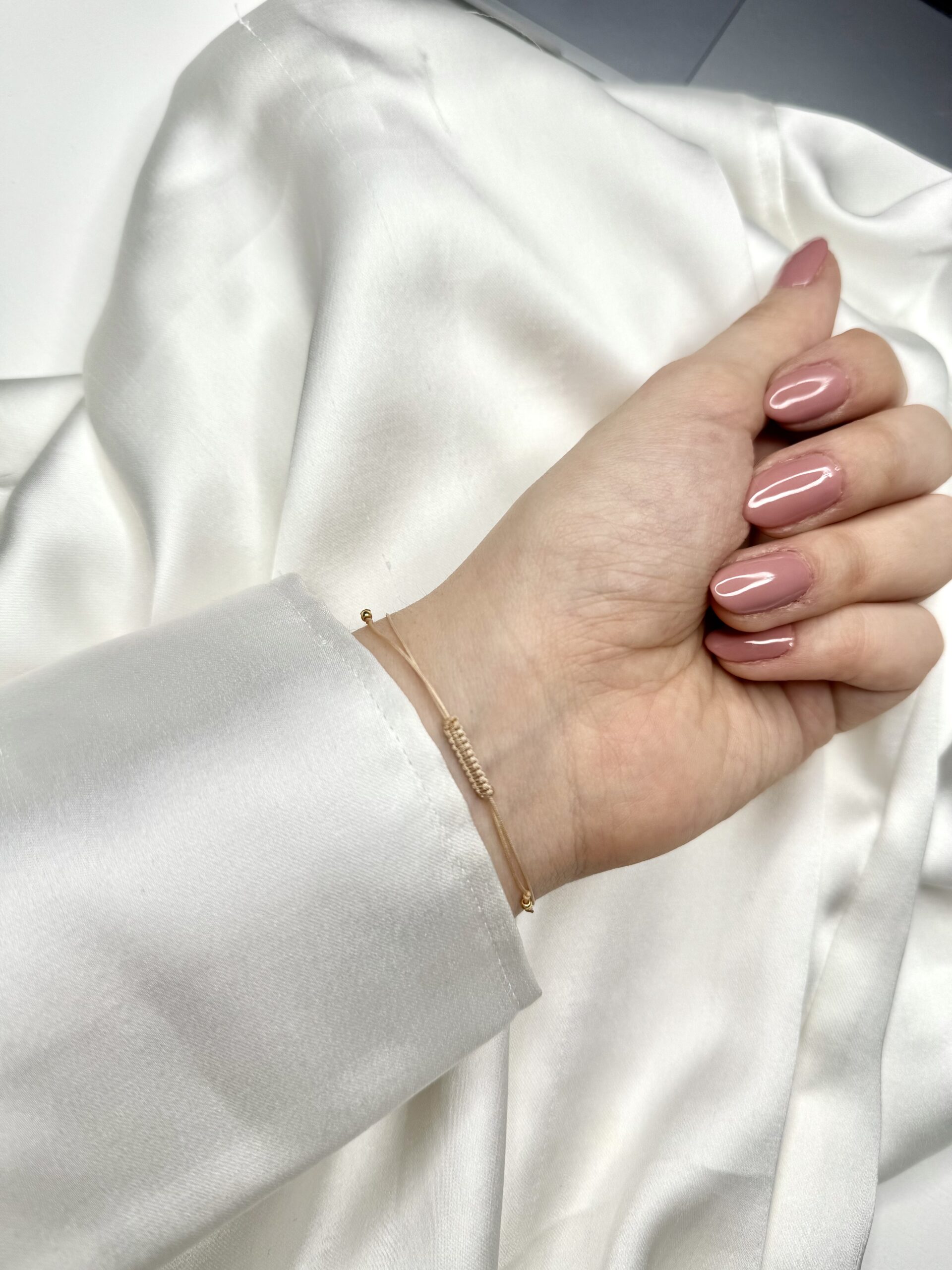 zapięcie beżowej bransoletki