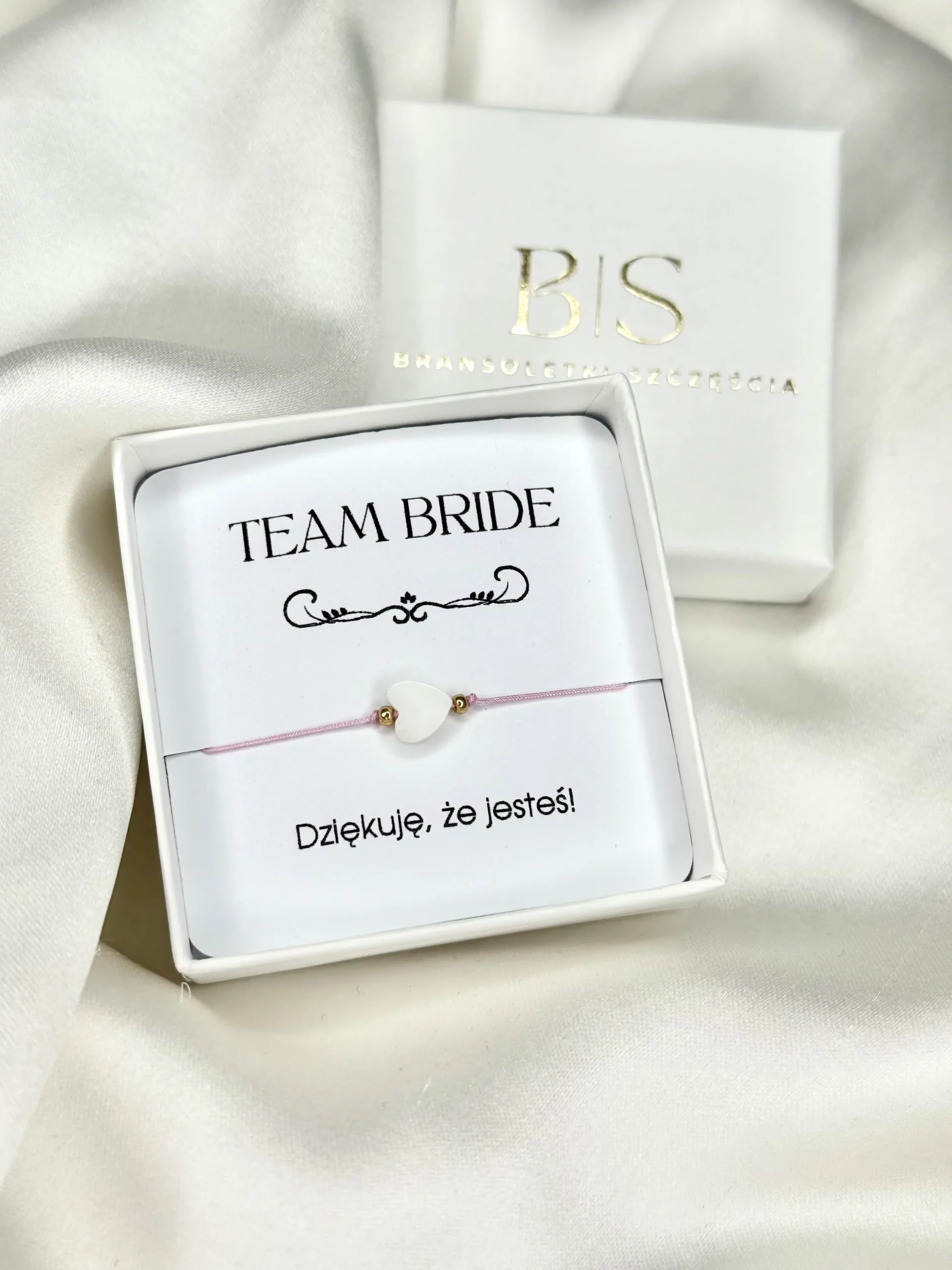 Bransoletka TEAM BRIDE z serduszkiem z masy perłowej i złotymi koralikami, w pudełku prezentowym.