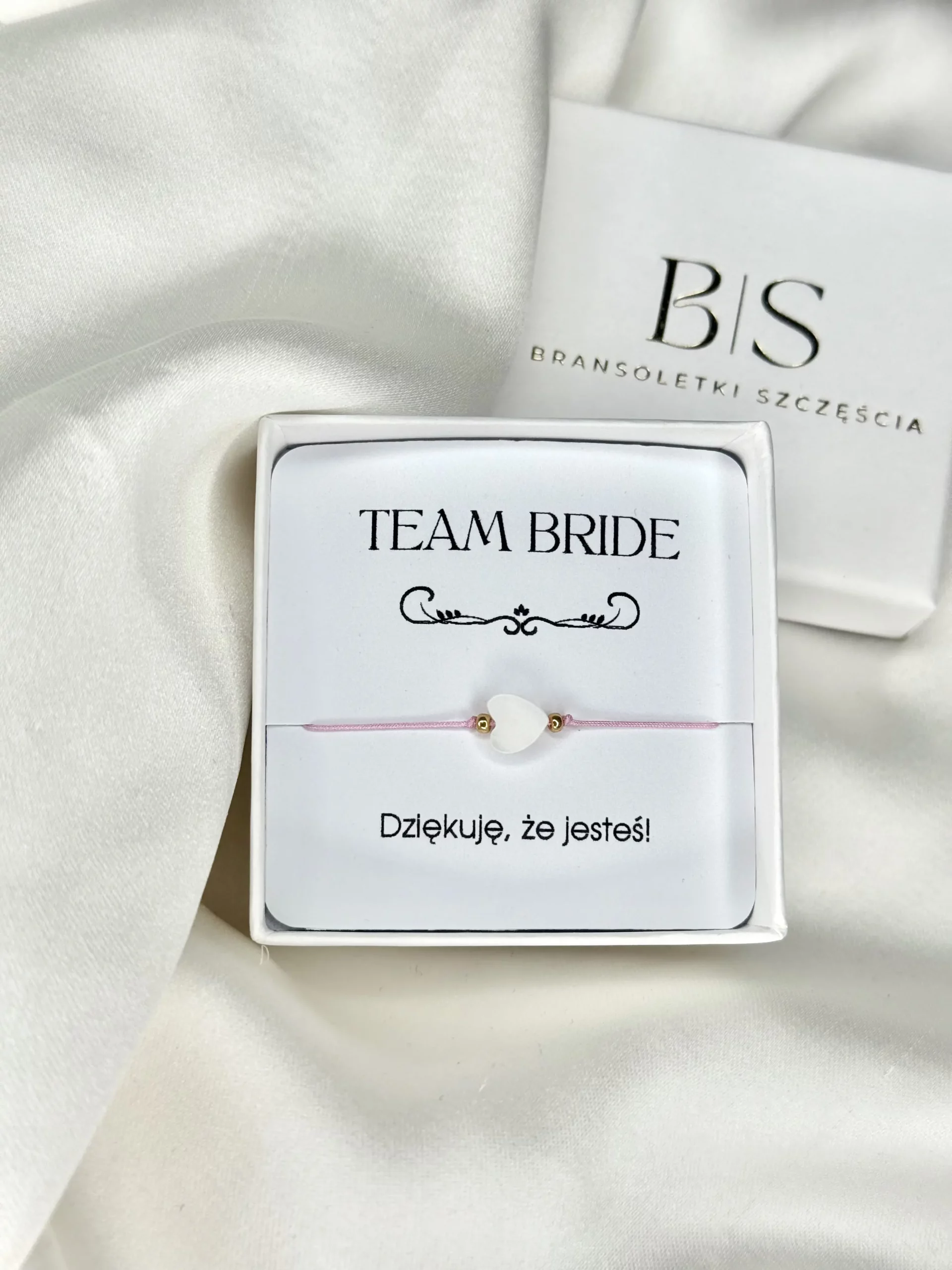 Bransoletka TEAM BRIDE na różowym sznurku z masą perłową i złotymi detalami.