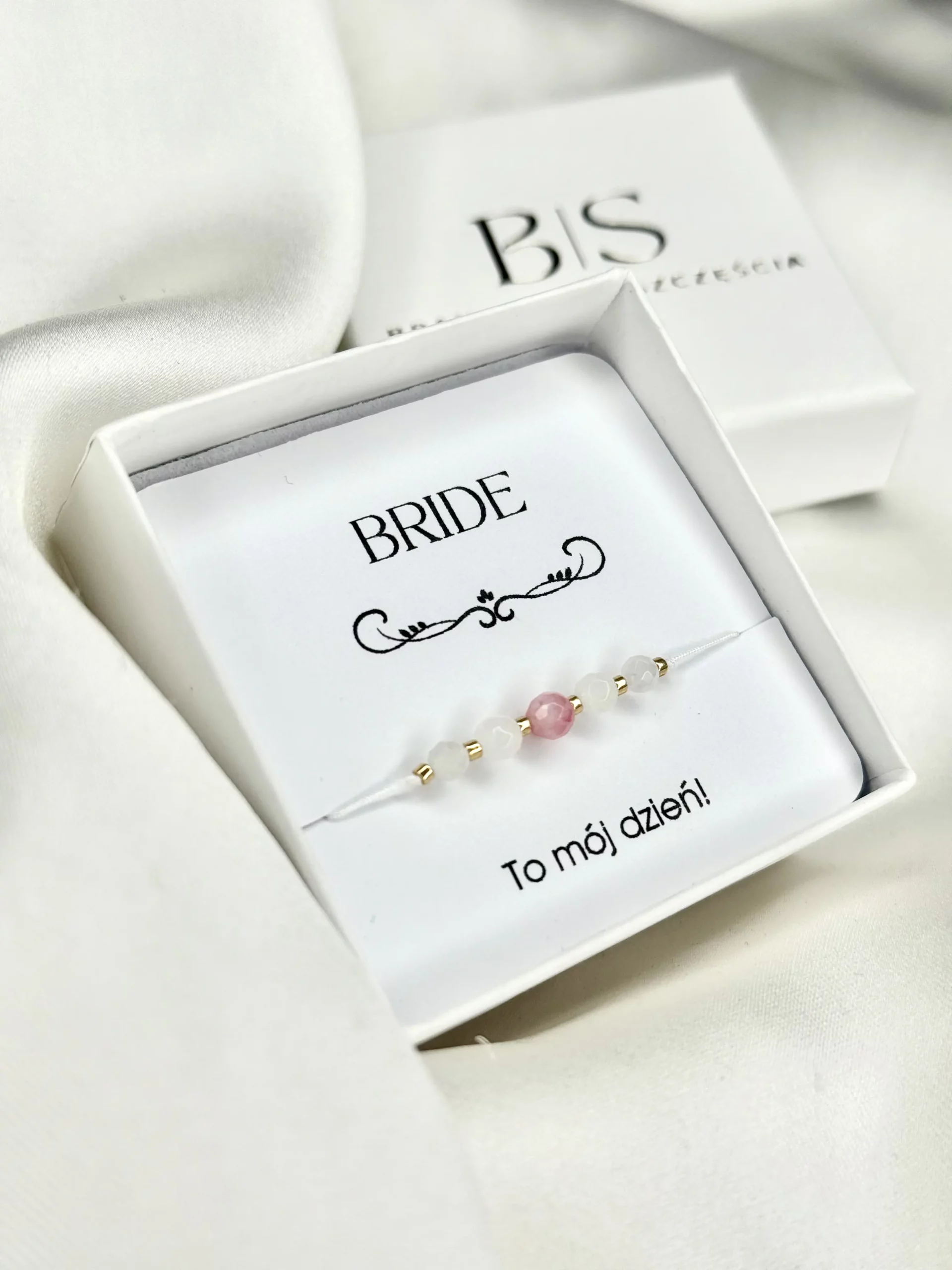Bransoletka na wieczór panieński z kamieniami naturalnymi w pudełku – BRIDE 1 z białym sznurkiem i złotymi detalami.